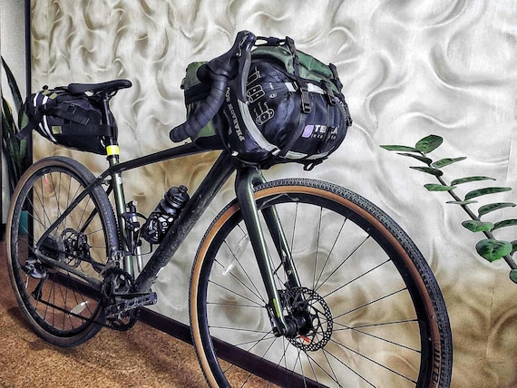 bolsa-bicicleta-150brj-1.jpg Bolsa para manillar de bicicleta, regalo para ciclismo, accesorios de viaje, bolsa impermeable para grava, bolsa para ciclismo, accesorios para bicicleta. Etsy España - Imagen 1