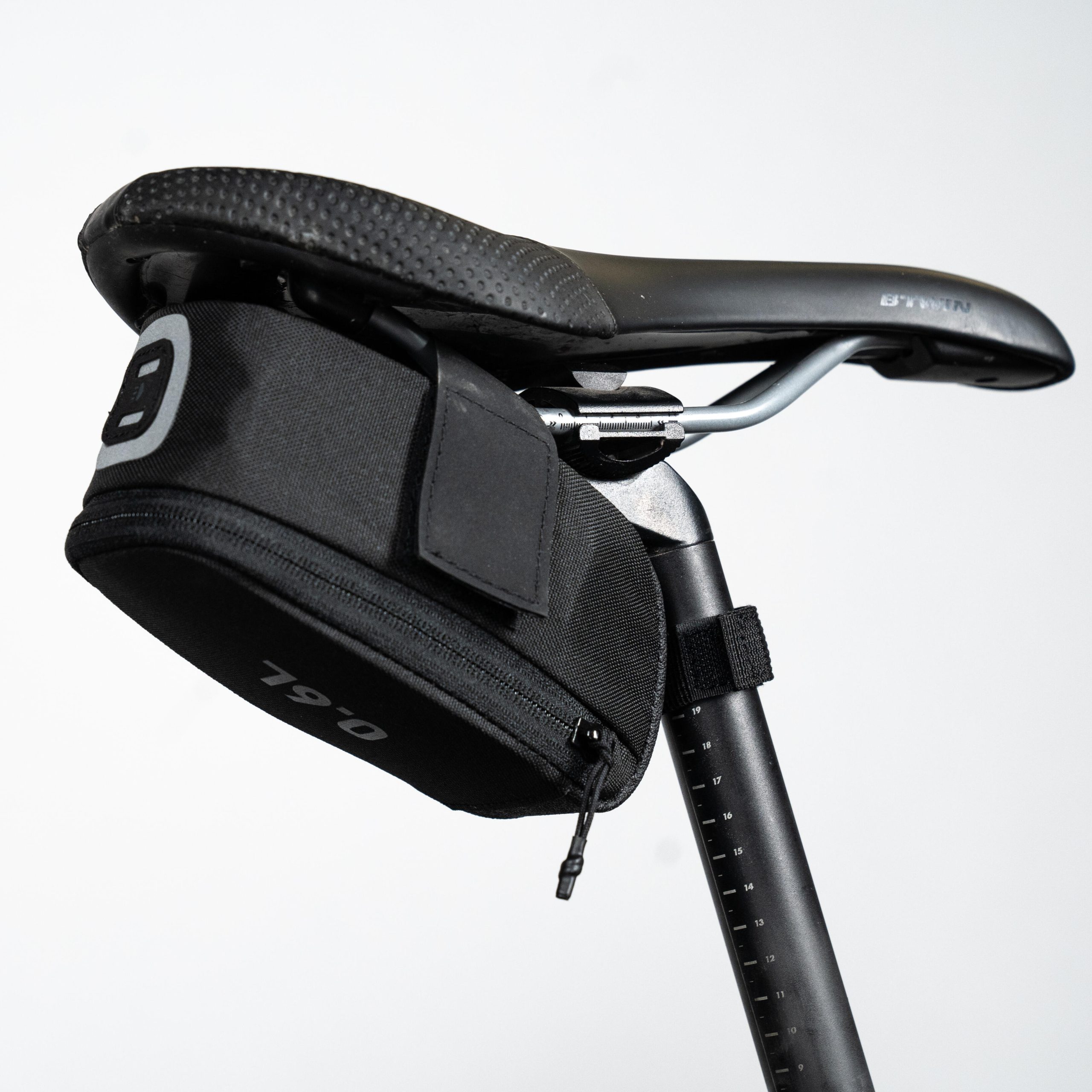 bolsa-herramientas-bici-221sbb-1.jpg Kit Bolsa Sillín Easy Negro M 0,6 l + Multiherramienta + 3 Desmontables - Imagen 1