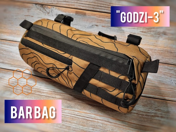 bolsa-manillar-gravel-154eqy-1.jpg Bolsa de manillar. Bolsa de barril para regalos de gravel. Accesorios para bicicletas. Bolsa para equipaje de bicicleta. Bolsa de ciclismo personalizada. Etsy España - Imagen 1