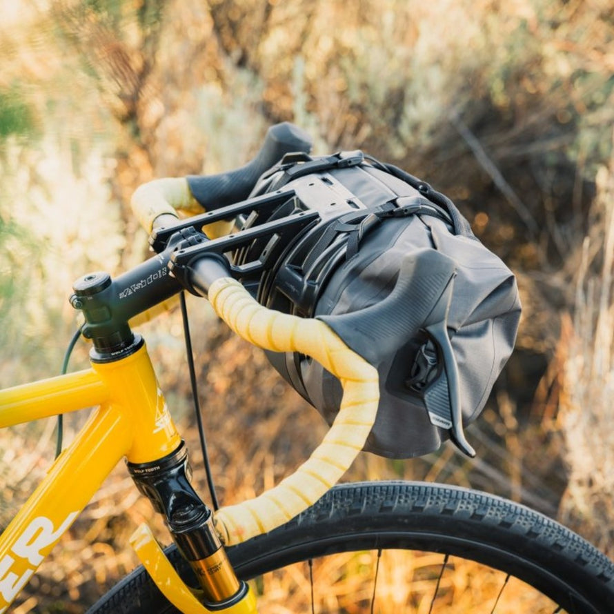 bolsa-manillar-gravel-448ioc-1.jpg Old Man Mountain Manzanita Cradle – Sacoche guidon bikepacking avec support Gris antracita / 11 L - Imagen 1