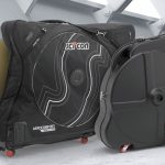Llevar la bici en el avión: comparativa entre caja de cartón, bolsa blanda o maleta dura