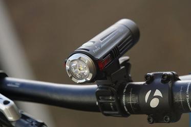 linterna-para-bicicleta-424hhc-1.jpg Linterna recargable para bicicleta Fenix BC21R: Reseña del Experto - Imagen 1