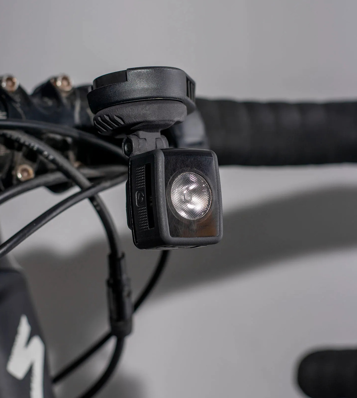 luz-delantera-bontrager-934alo-1.jpg Luz Bontrager ION 200 RT + Soporte 1/4 de vuelta - Imagen 1