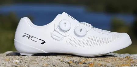 zapatillas-shimano-rc7-903xho.webp Zapatillas Shimano RC7, con diseño y rendimiento de alta gama a precio más 'terrenal' - Imagen 1